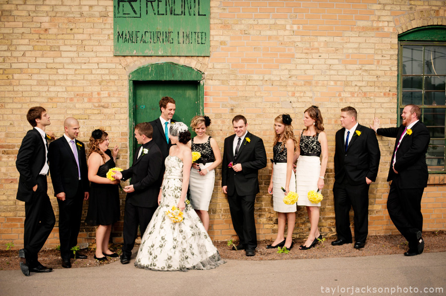 relaxed-wedding-party